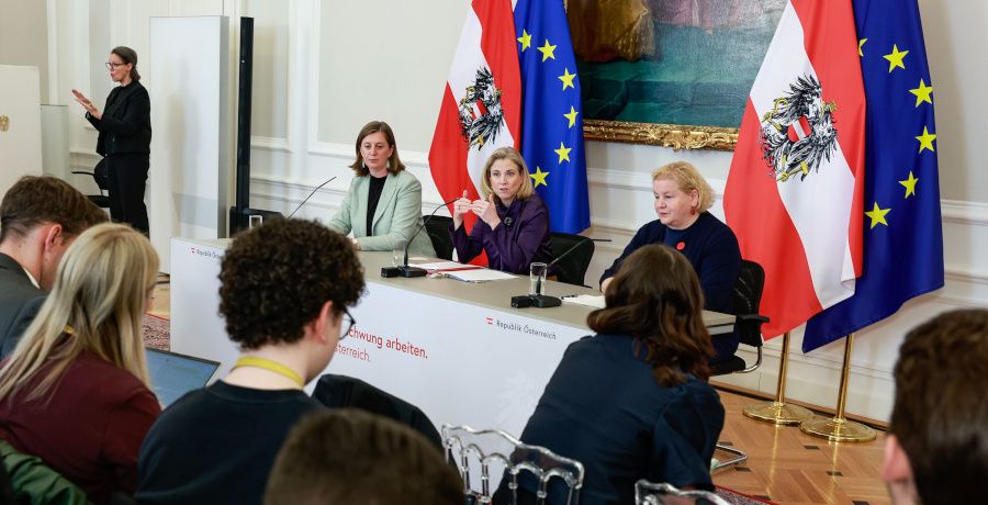 Bundesministerin Beate Meinl-Reisinger, Bundesministerin Korinna Schumann und Staatssekretärin Barbara Eibinger-Miedl bei einem Pressefoyer.