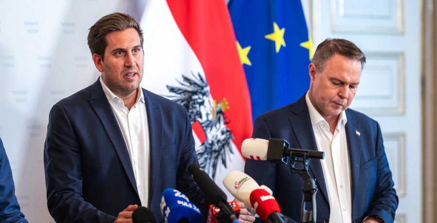 Vizekanzler Andreas Babler und Staatssekretär Alexander Pröll bei einer Pressekonferenz