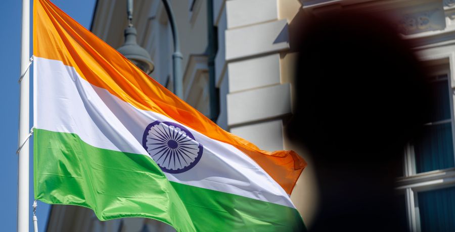 Indische Staatsflagge, davor die Silhoutte eines Gardesoldaten