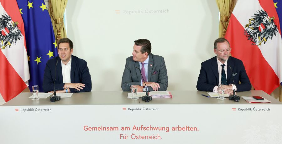 Alexander Pröll, Peter Hanke und Sepp Schellhorn am Pressefoyer nach dem Ministerrat am 13. Mai 2026