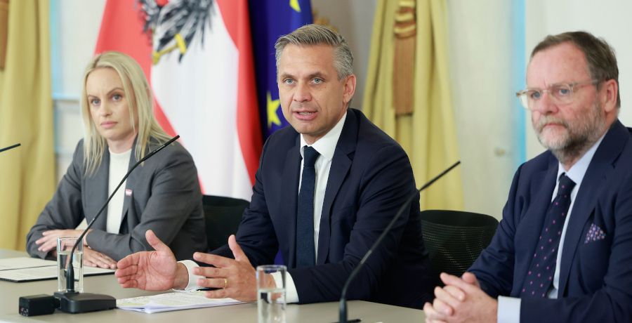 Staatssekretärin Michaela Schmidt, Bundesminister Wolfgang Hattmannsdorfer und Staatssekretär Sepp Schellhorn bei einem Pressefoyer