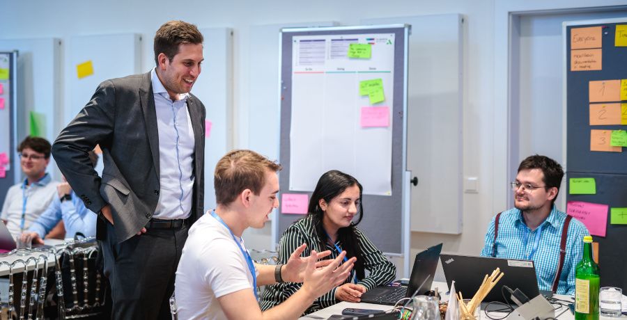 Staatssekretär Alexander Pröll besucht den Public AI Hackathon im Bundeskanzleramt
