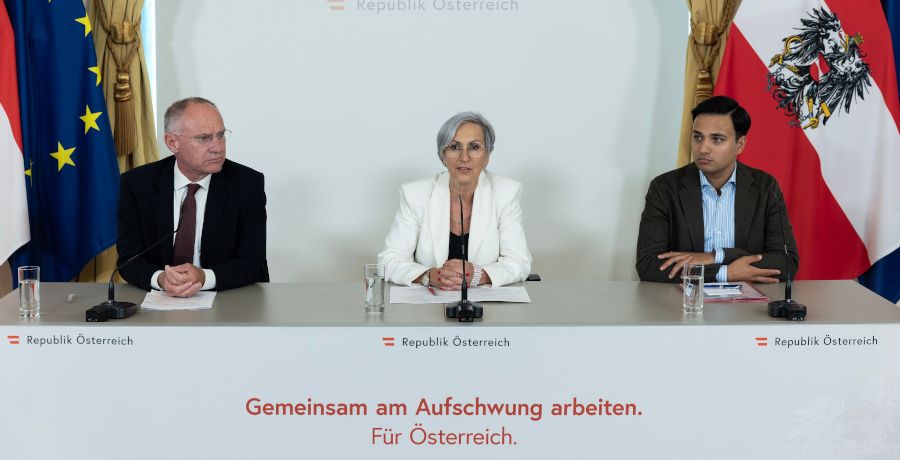 Foto: Bundesminister Gerhard Karner, Bundesministerin Anna Sporrer und Klubobmann Yannick Shetty bei einem Pressefoyer.