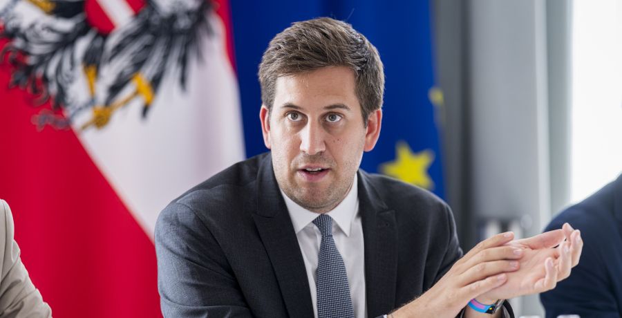 Foto: Staatssekretär Alexander Pröll bei einer Pressekonferenz