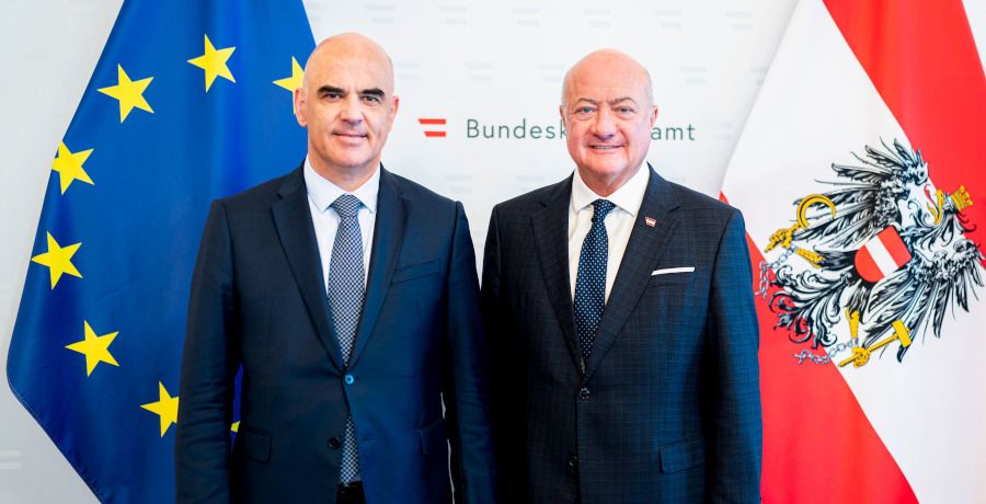 Alain Berset und Christian Stocker beim Besuch vor der Österreich- und der EU-Flagge