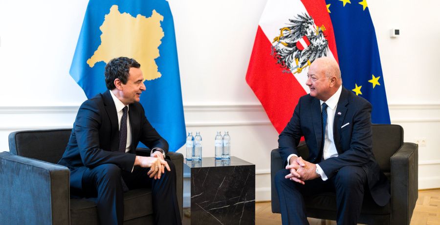 Foto: Bundeskanzler Christian Stocker und der kosovarische Premierminister Albin Kurti bei einem Gespräch