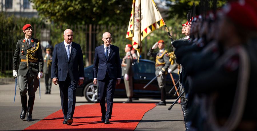 Premierminister Frieden bei Bundeskanzler Stocker, Abschreiten der Gardeformation