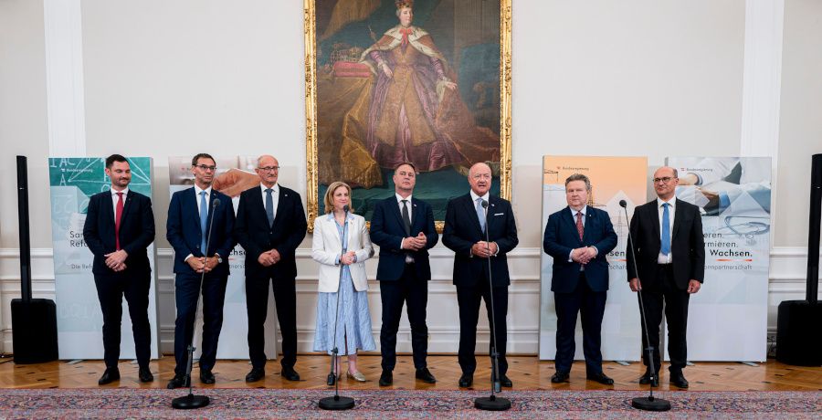 Mitglieder der Bundesregierung und Landeshauptleute bei der Pressekonferenz zur Reformpartnerschaft