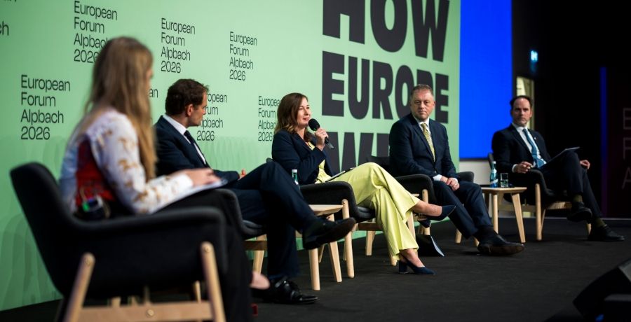 Europaministerin Claudia Bauer spricht bei einer Podiumsdiskussion.