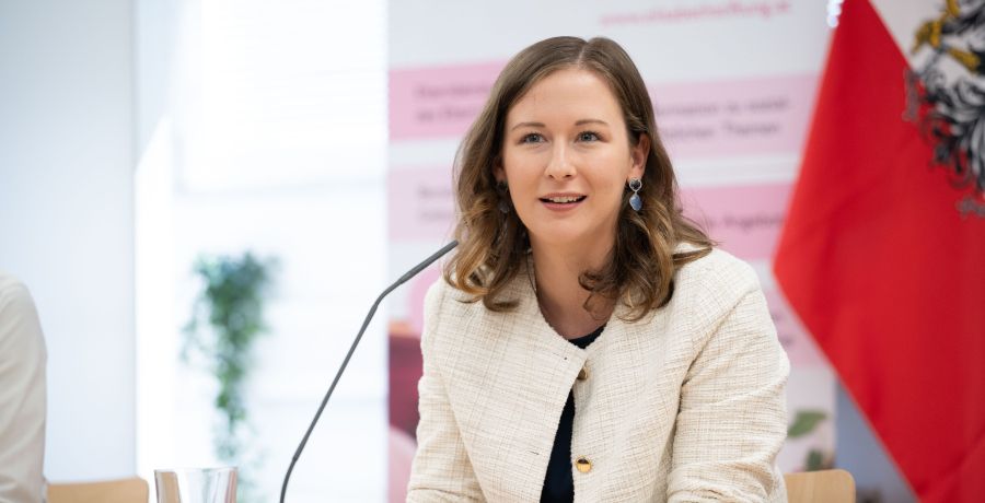Foto: Bundesministerin Claudia Bauer bei einer Studienpräsentation.