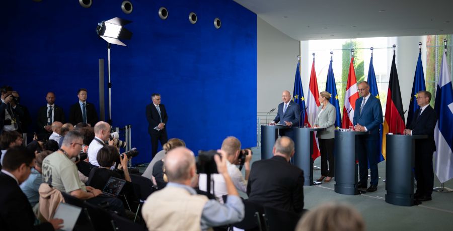 Christian Stocker spricht bei der Pressekonferenz in Berlin zum Mehrjährigen Finanzrahmen der EU