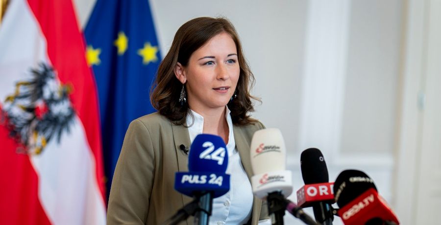Bundesministerin Claudia Bauer spricht bei einem Doorstep.