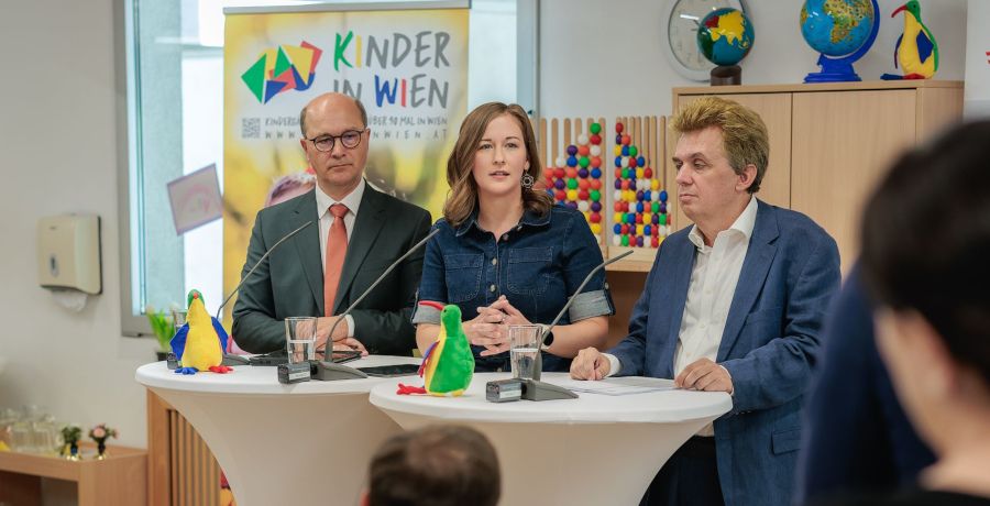 Foto: Bundesministerin Claudia Bauer spricht bei einer Pressekonferenz.
