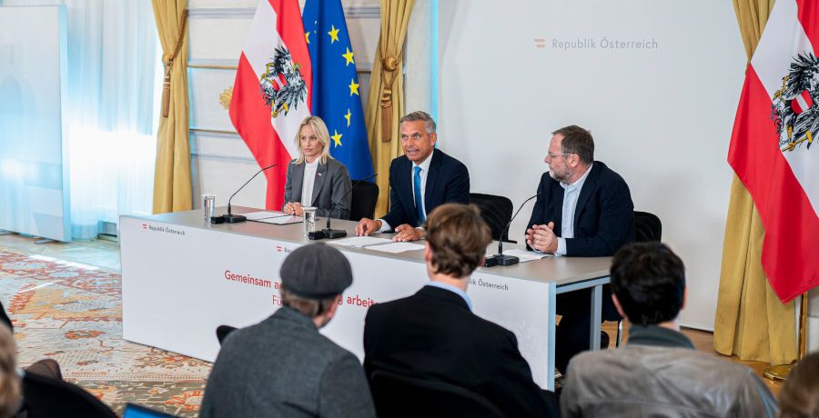 Bundesminister Wolfgang Hattmannsdorfer, Staatssekretärin Michaela Schmidt und Staatssekretär Sepp Schellhorn bei einem Pressefoyer.