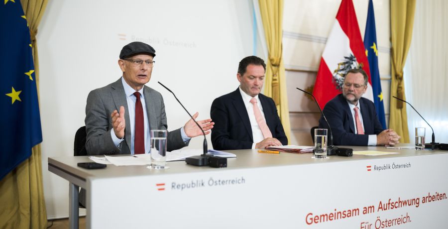 Foto: Bundesminister Markus Marterbauer spricht bei einem Pressefoyer. Neben ihm sitzen Bundesminister Norbert Totschnig und Staatssekretär Sepp Schellhorn.