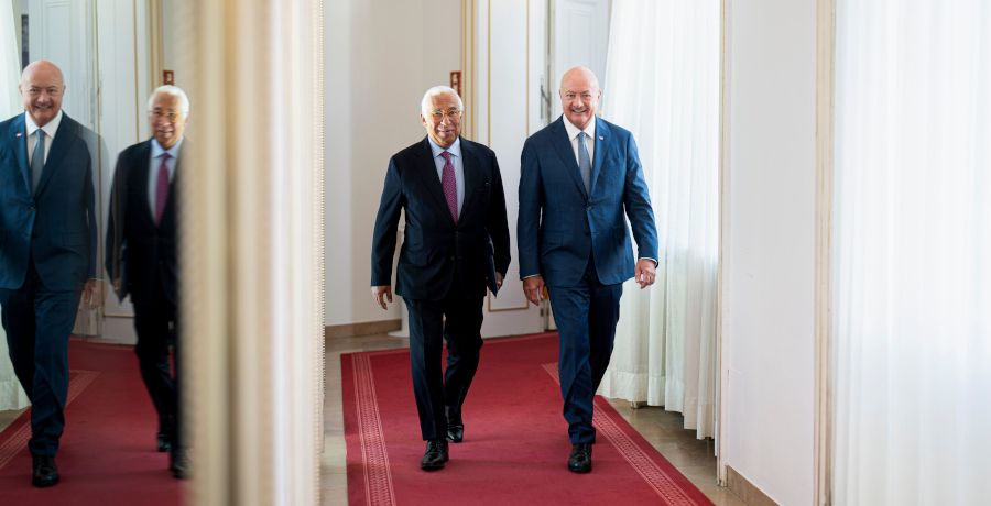 Bundeskanzler Christian Stocker und der Präsident des Europäischen Rates António Costa gehen durch einen Gang.