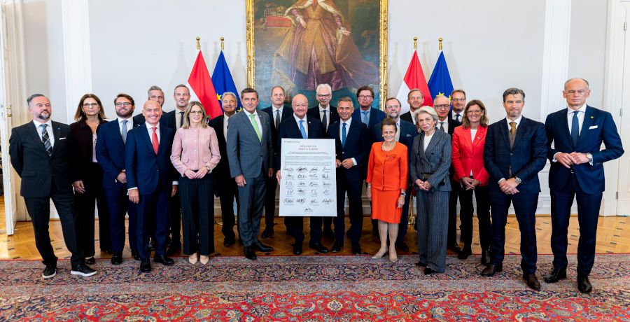 Gruppenfoto: Bundeskanzler Christian Stocker, Bundesminister Peter Hanke, Bundesminister Wolfgang Hattmannsdorfer und Staatssekretär Josef Schellhorn mit Unternehmerinnen und Unternehmern, Bundeskanzler Christian Stocker hält die unterzeichnete "Made in Europe"-Deklaration