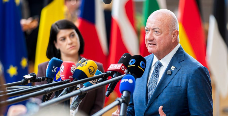 Bundeskanzler Christian Stocker gibt ein Pressestatement
