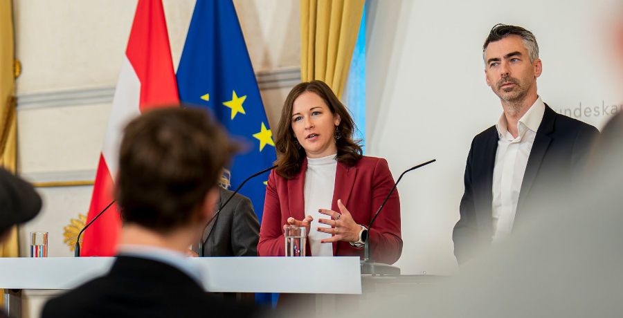 Foto: Bundesministerin Claudia Bauer und NEOS-Kapitalmarktsprecher Christoph Pramhofer bei einer Pressekonferenz