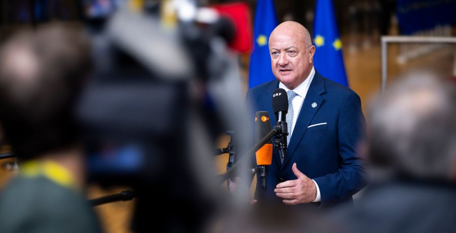 Bundeskanzler Christian Stocker vor Journalisten bei der Tagung des Europäischen Rates