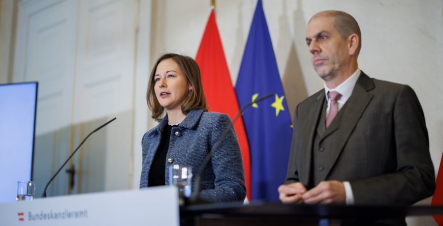Integrationsministerin Claudia Plakolm und Meinungsforscher Peter Hajek bei der Präsentation des ÖIF-Integrationsbarometers