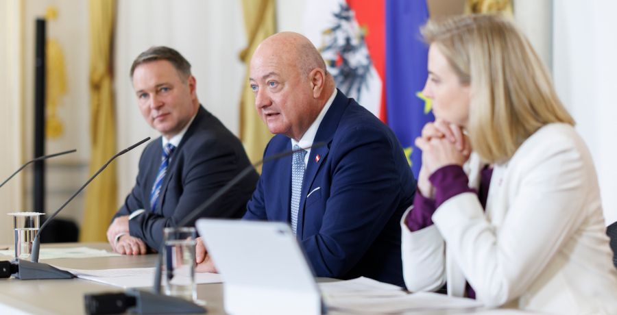 Bundeskanzler Stocker, Vizekanzler Babler und Bundesministerin Meinl-Reisinger beim Pressefoyer