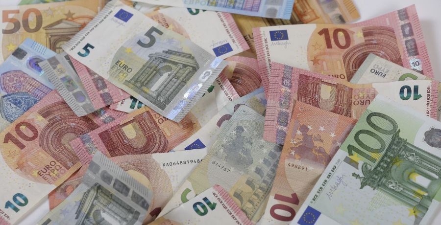 Geldscheine auf einem Haufen