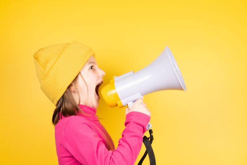 Mädchen mit Megaphon