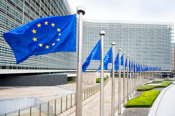 Europäische Flaggen vor dem Berlaymont Gebäude