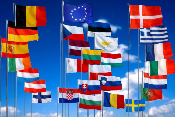 27 EU-Flaggen