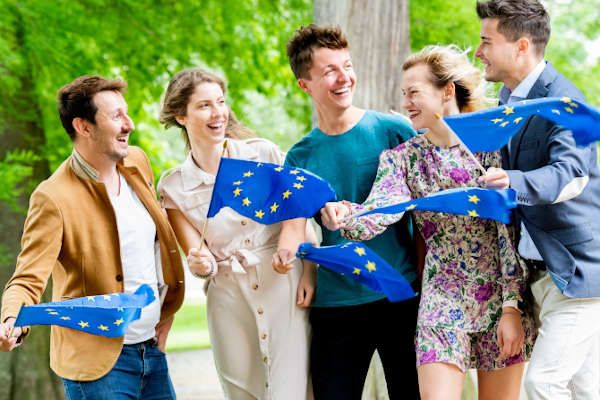 Eine Gruppe von Jugendlichen mit EU-Flaggen