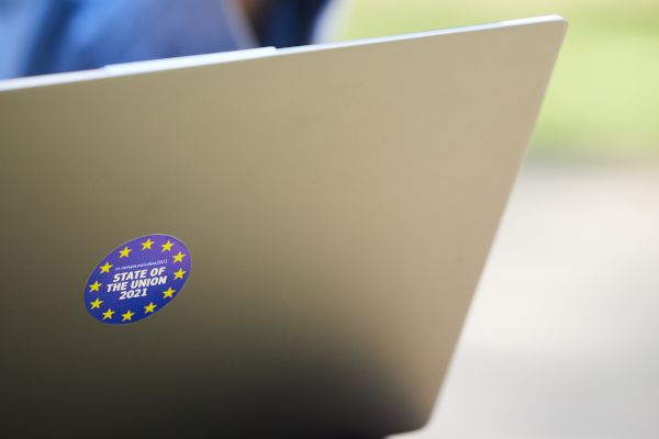Laptop mit dem "State of the Union 2021" Sticker