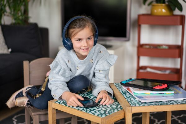 Mädchen hört Musik mit Kopfhörer und Smartphone