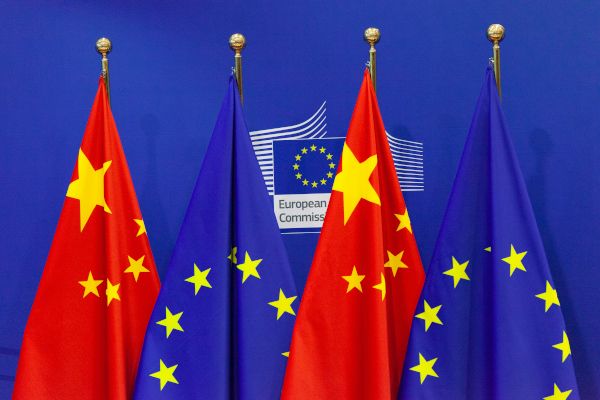 Flaggen der Europäischen Union und der Volksrepublik China