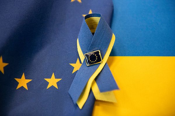 Symbolbild für die Solidarität der EU mit Ukraine