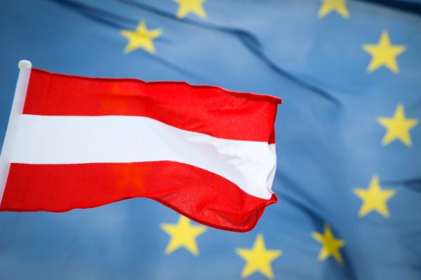Die österreichische und europäische Fahne wehen im Wind