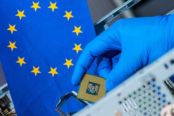Microchip mit Flagge der Europäischen Union