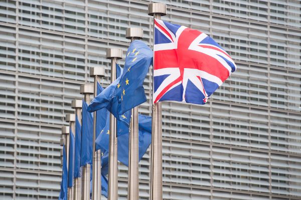 Flaggen der EU und des Vereinigten Königreichs vor dem Berlaymont Gebäude