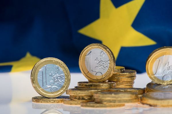 Euro with miniature figurines Teaser