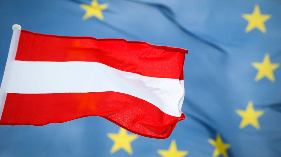 Die österreichische und europäische Fahne © BKA/Andy Wenzel 
