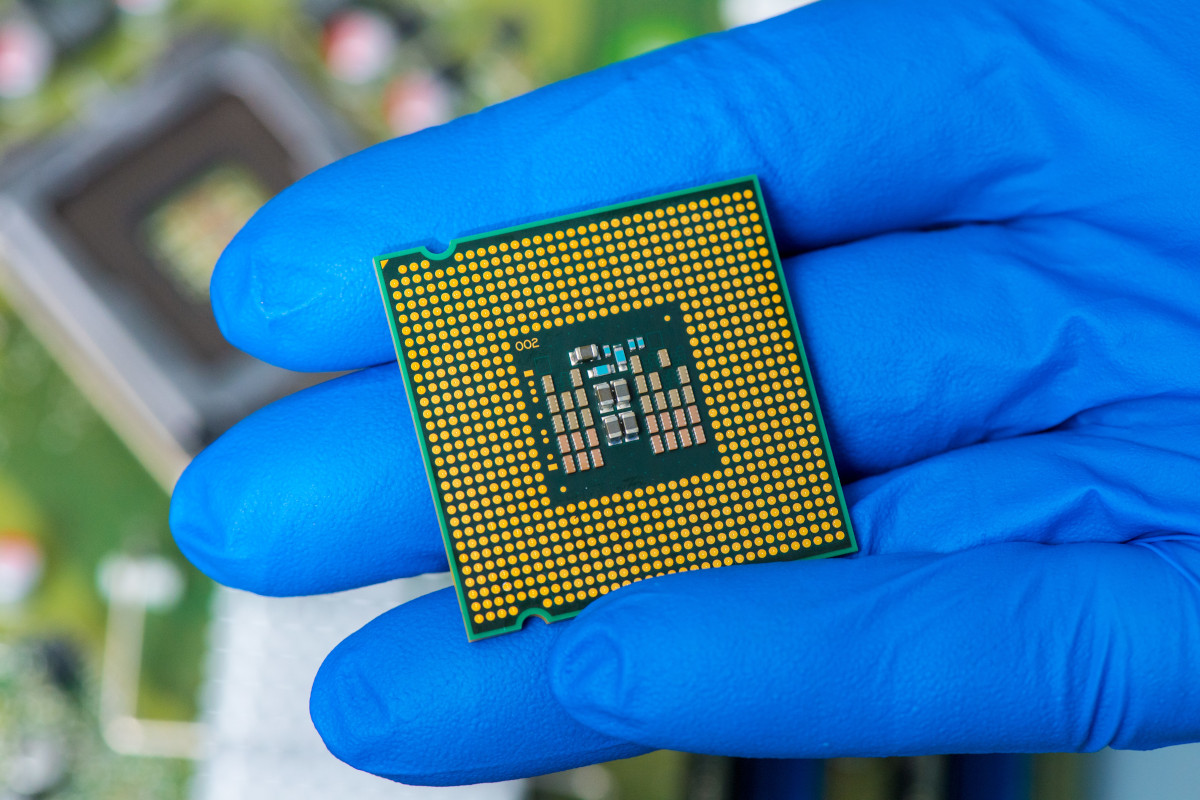 Ein Computerchip liegt in einer Handfläche