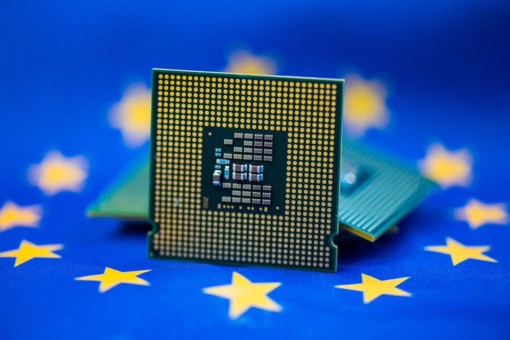 Microchip vor der Flagge der Europäischen Union