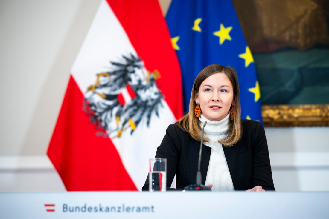 Bundesministerin Claudia Plakolm bei einem Pressefoyer