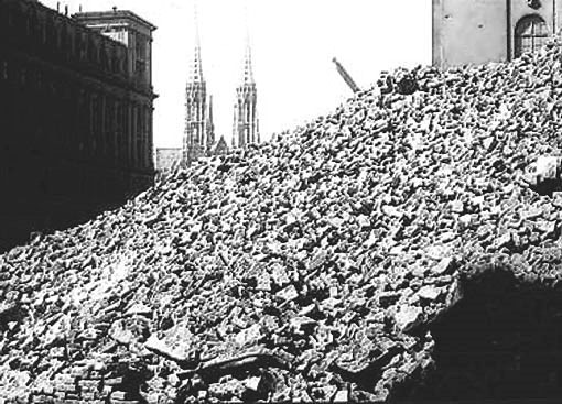 Trümmerhaufen bei der Votivkirche in Wien