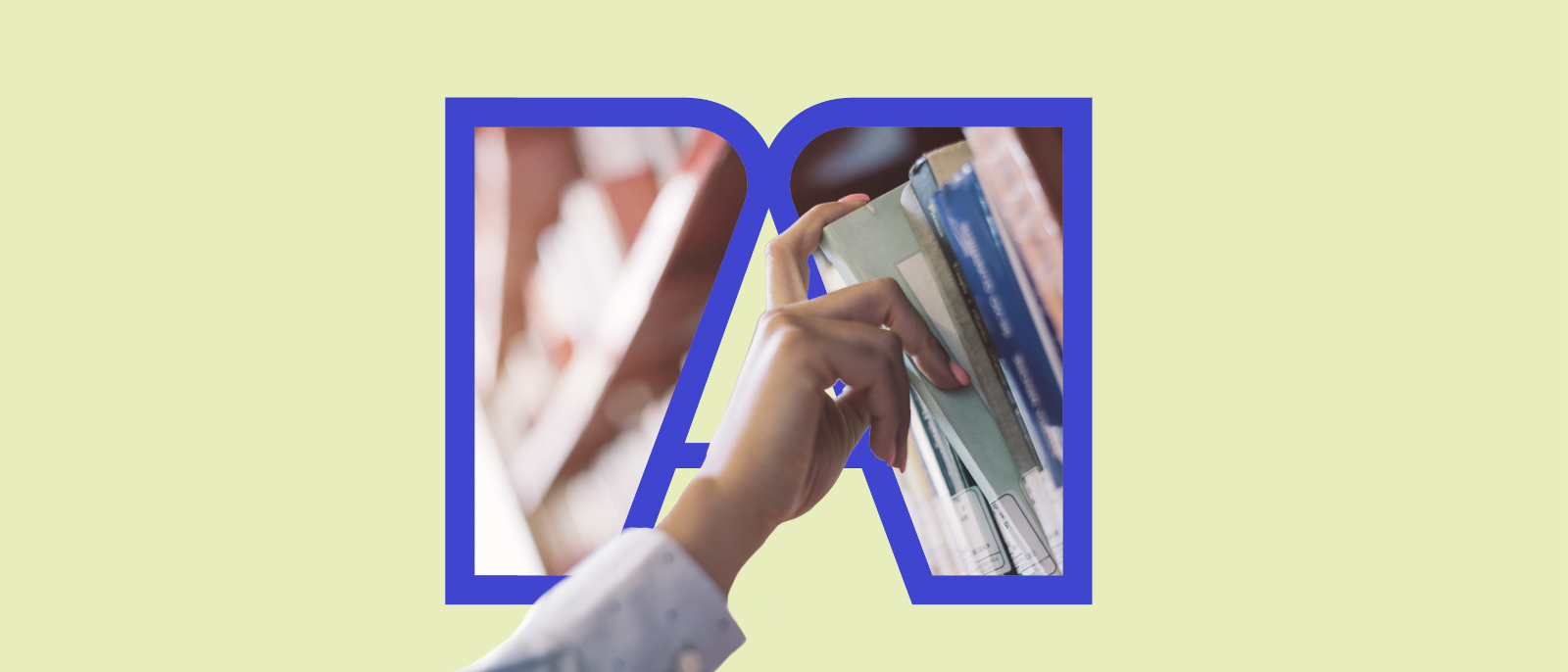 Eine Person nimmt ein Buch aus einem Bücherregal