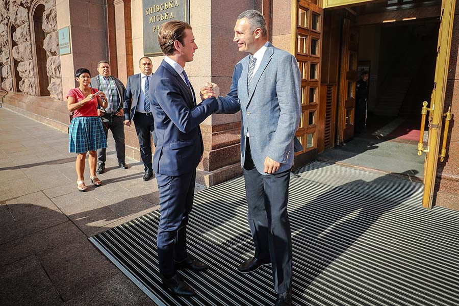 Vitali Klitschko begrüßt Sebastian Kurz