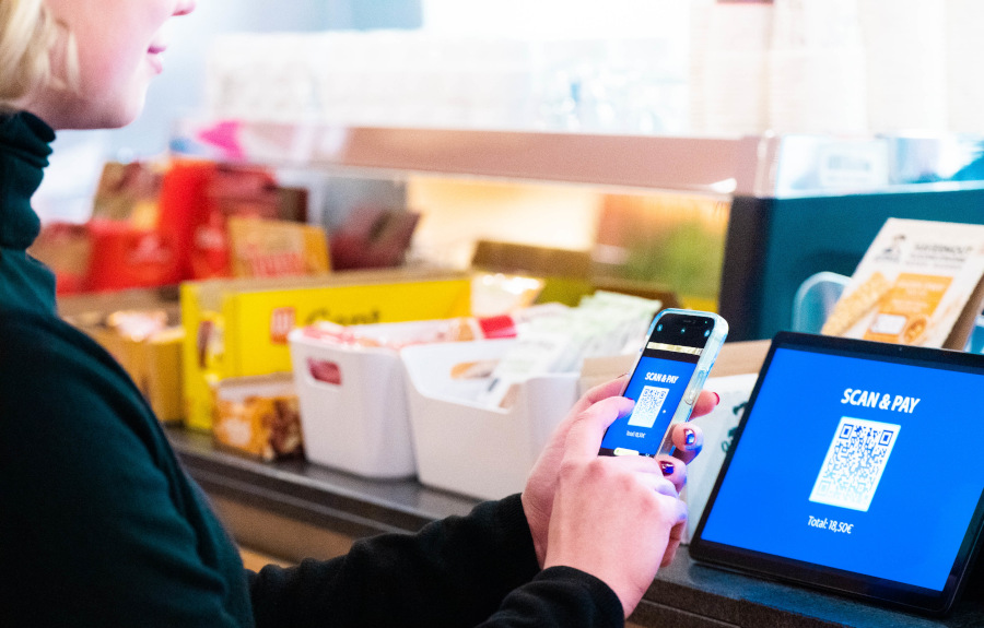 Das Foto zeigt eine Person beim kontaktlosen Zahlen