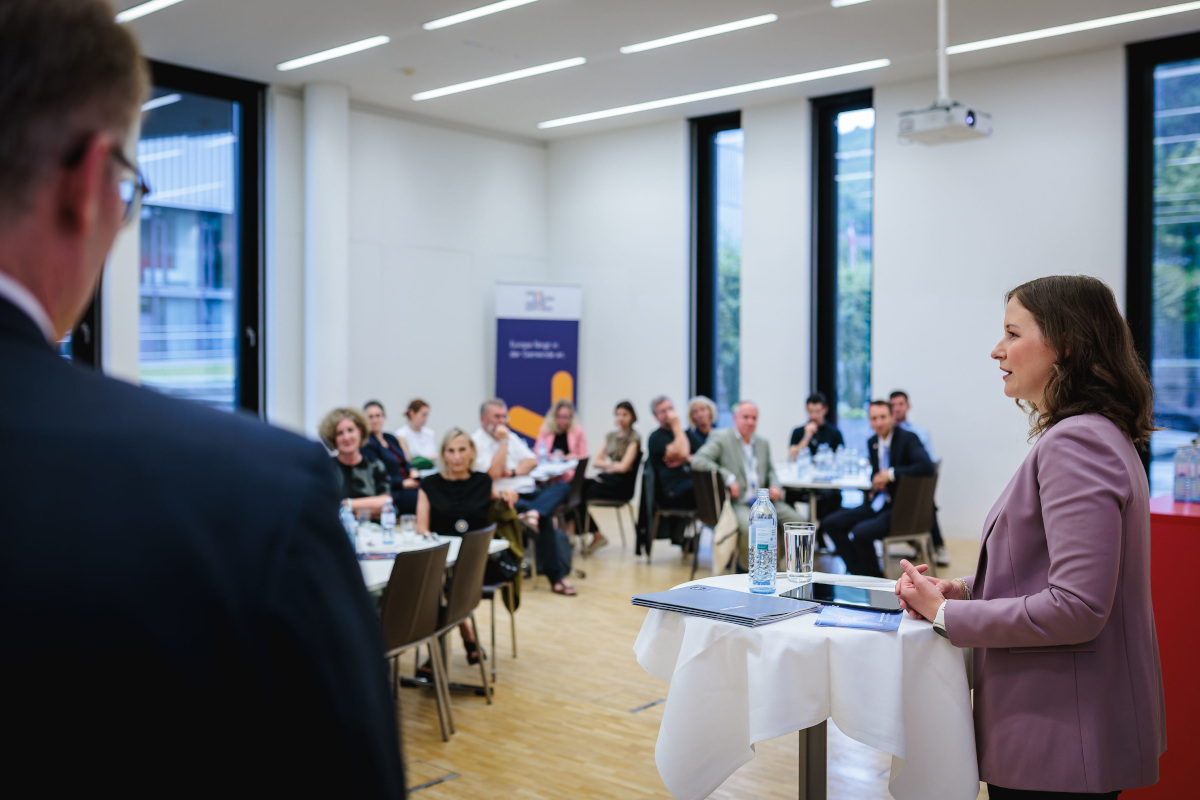 Claudia Bauer spricht beim Europa-Stammtisch an der IMC Hochschule für Angewandte Wissenschaften in Krems