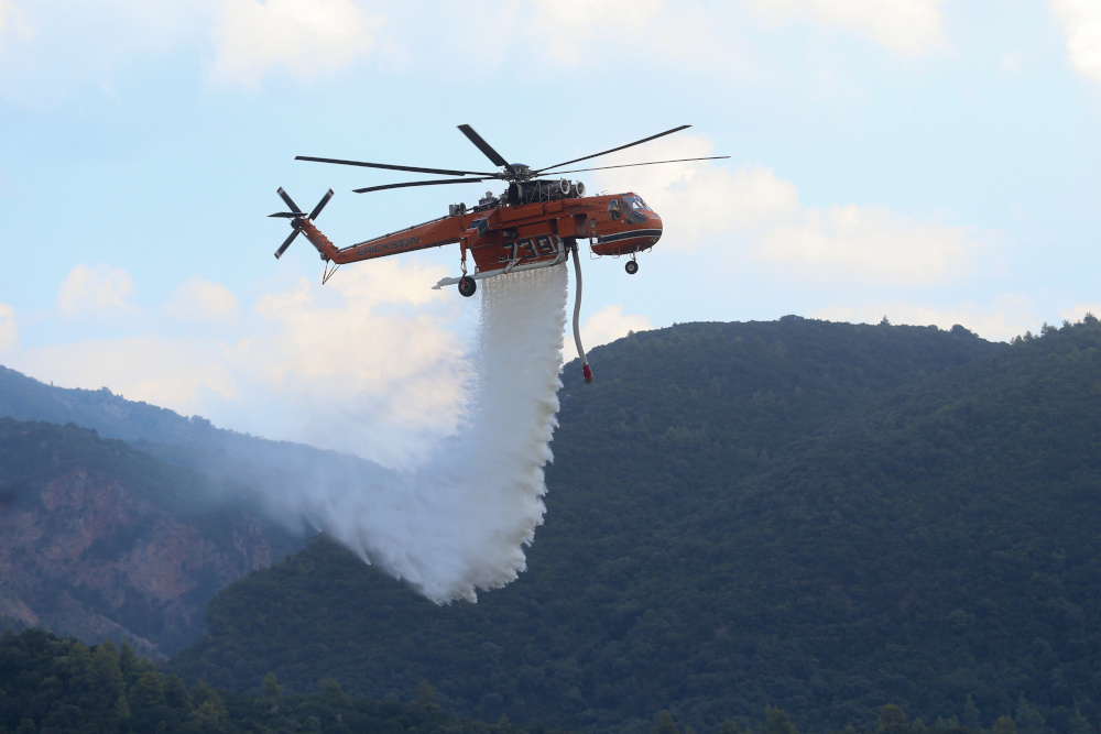 Löschhelikopter der einen Waldbrand bekämpft