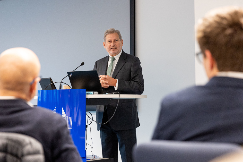 Foto: Kommissar Johannes Hahn hält einen Vortrag.